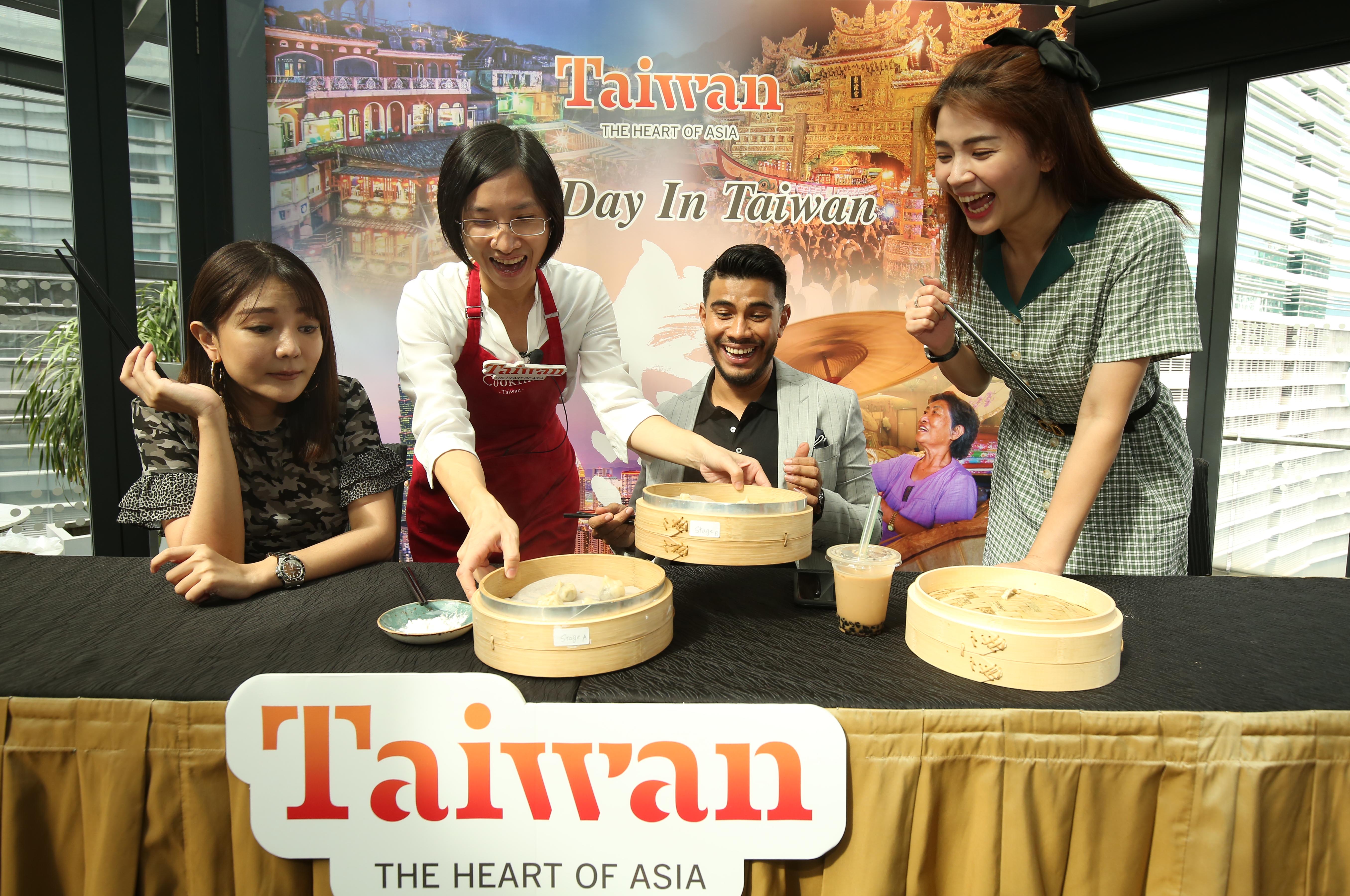 Artist Tong Bing Yu (left 1), influencer Azrel Ismail(left 3) and DJ Emely Poon (right) happily await for their own DIY creative Taiwanese dumplings. 