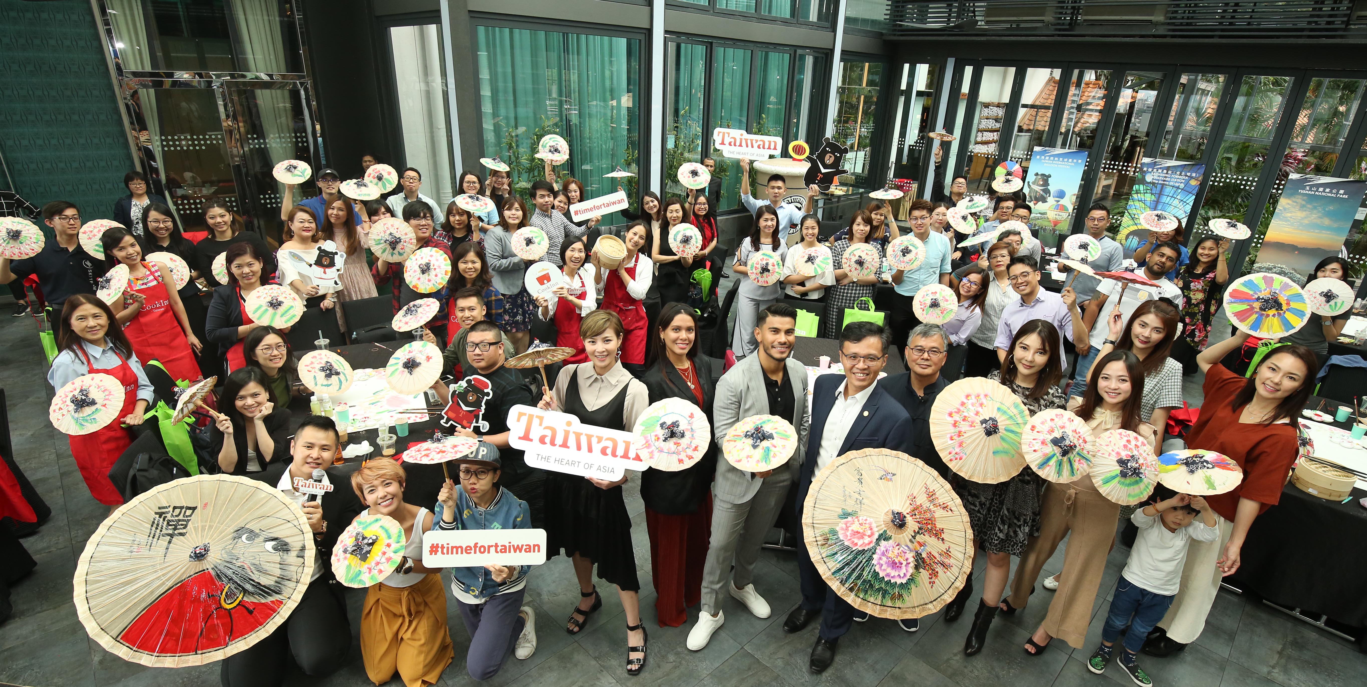 Guests proudly presented their DIY creative Taiwanese dumpling and oil-paper umbrella artwork.

