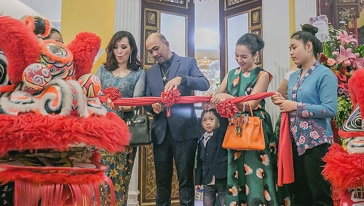 Ribbon cutting ceremony. Datin Peggy Khoo, Richard Rivalee, Datin Sri Joanna Lim and her son.