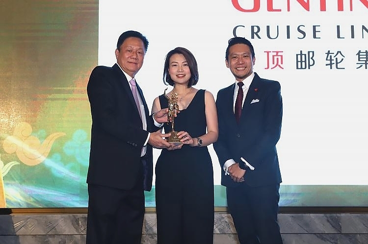 Ms. Christine Li, Senior Vice President of Marketing, Genting Cruise Lines (mid) receives the “Best New Cruise Ship” trophy on behalf of Dream Cruises from Mr. Darren Ng, Managing Director, TTG Asia Media (left) and Mr. Pierre Quek, Publisher, TTG Travel Trade Publishing of TTG Asia Media (right).