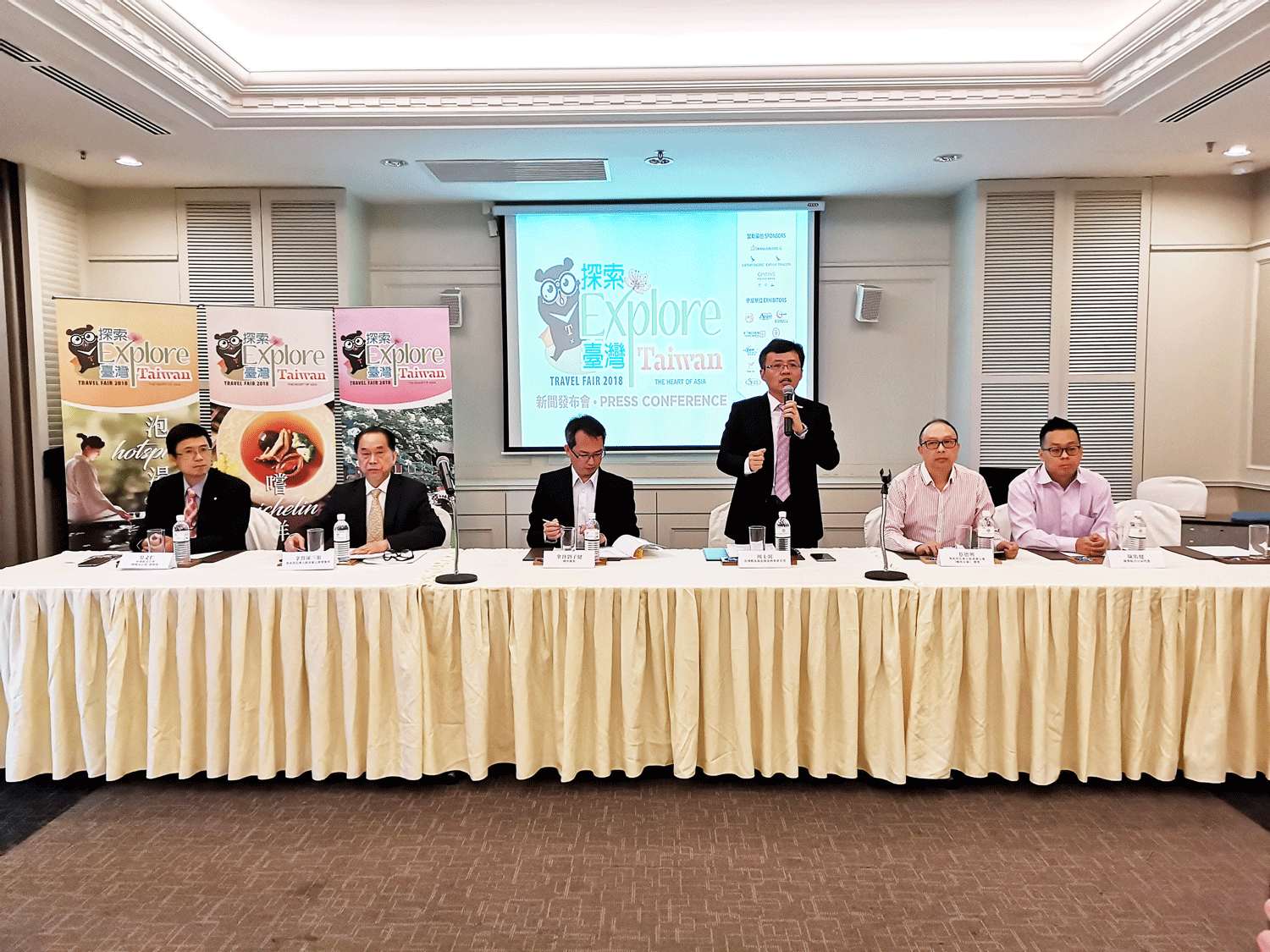 Taiwan Tourism Bureau Kuala Lumpur office Director Mr. Abe Chou Shih Pi (Standing) giving welcoming speech, from the left are Mr. William Wu, China Airlines Penang Branch general Manager; Dato Albert Tan Sam Soon, Malaysian Chinese Tourism Association (MCTA) National President; Y.B. Datuk Law Choo Kian, Speaker of Penang State Legislative; Mr. Andy Chuah Teik Hin, Malaysian Chinese Tourism Association (MCTA) Penang Chapter Chairman and Mr. Mr. Eu-Jeen Tan, Cathay Pacific district sales manager.