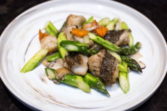 橄榄菜炒虎斑球以鲜嫩的鱼肉加上清爽的时蔬，成为老少咸宜的中华料理。