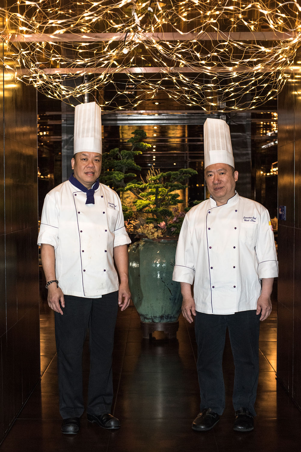 主厨陈伟强（左）及陈泰荣是君品酒店粤式料理餐厅颐宫的灵魂人物。