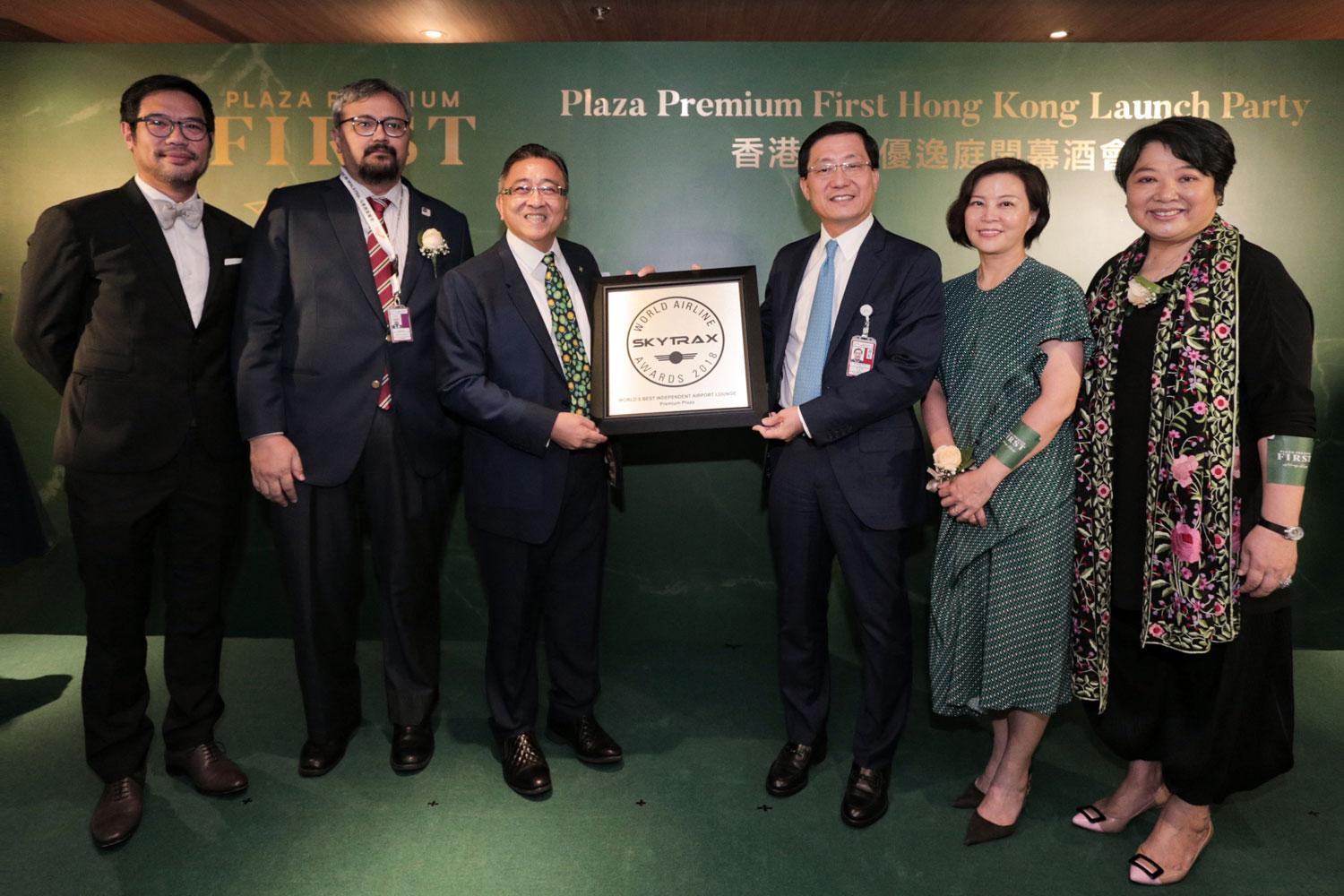 Mr. Song Hoi-see (centre left), Founder and Chief Executive Officer of Plaza Premium Group, Mr. Fred Lam (centre right), Chief Executive Officer of Hong Kong Airport Authority, and officiating guests presented Plaza Premium Group’s “World’s Best Independent Airport Lounge” award by Skytrax at the Plaza Premium First Hong Kong Launch Party.