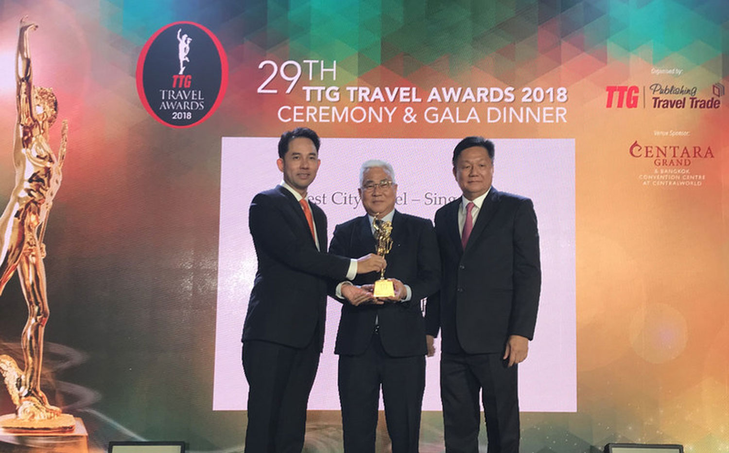 Thailand’s Vice Minister of Tourism and Sports, Itthipol Kunplome (pictured left), presenting the Best City Hotel–Singapore award to Meritus Hotels and Resorts COO, Tan Kim Seng (centre), together with TTG Asia Managing Director, Darren Ng (right). 