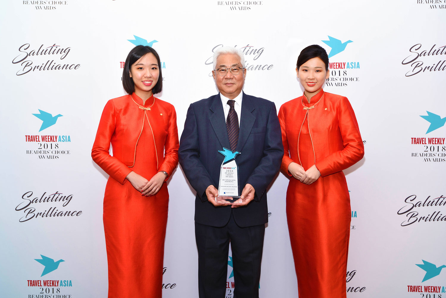 Mr Tan Kim Seng, Chief Operating Officer, Meritus Hotels & Resorts, receiving the Best Upscale Hotel -- Asia Pacific award on behalf of Mandarin Orchard Singapore at the Travel Weekly Asia 2018 Readers’ Choice Awards.