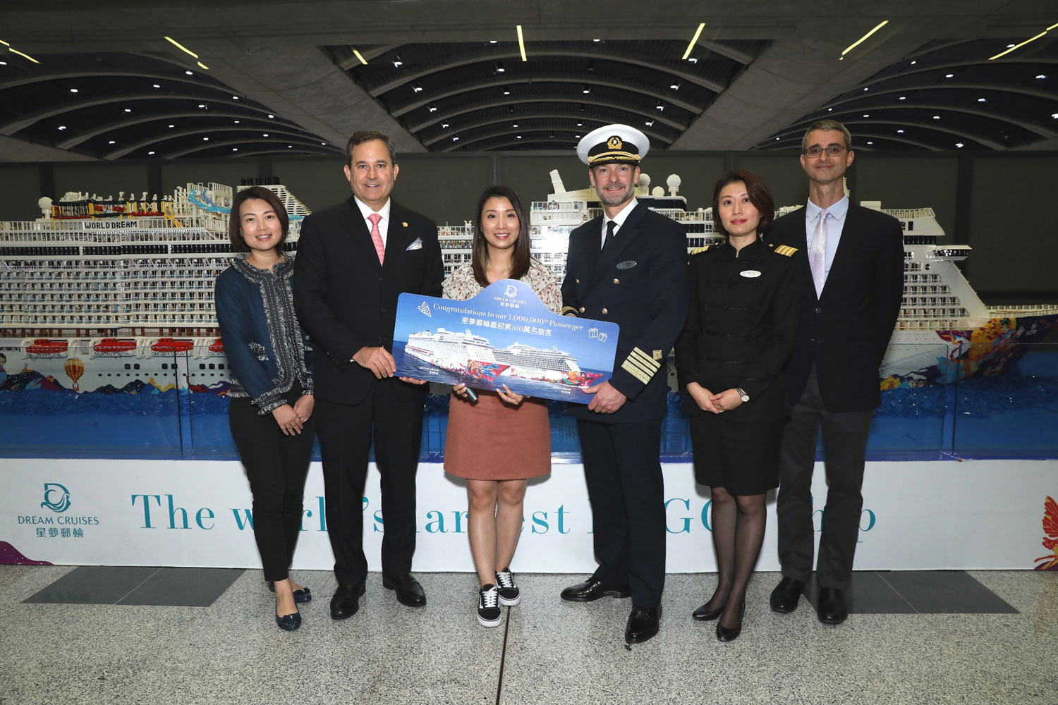 From left to right: Ms Christine Li, Senior Vice President, Head of Marketing & Communications, Genting Cruise Lines; Mr Thatcher Brown, President of Dream Cruises; Ms Mimi Lo, 1 millionth passenger of Dream Cruises; Captain Robert Bodin of World Dream; Ms Ann Zhang, Hotel Director of World Dream; Jeff Bent, Managing Director of Worldwide Cruise Terminals.