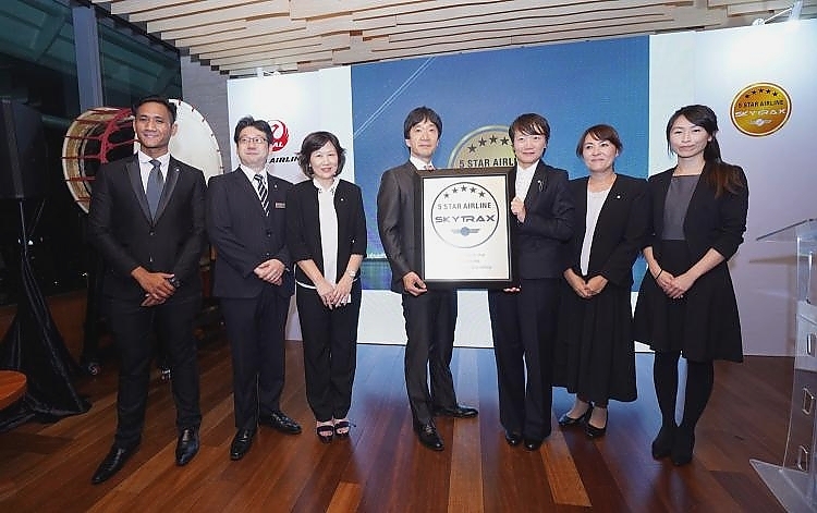 At the launch of Japan Airlines’ “Discover Your Colour” regional campaign, the Japan Airlines Team showcased the 5-Star Skytrax Award that was recently presented to them during the annual awards ceremony in London. 