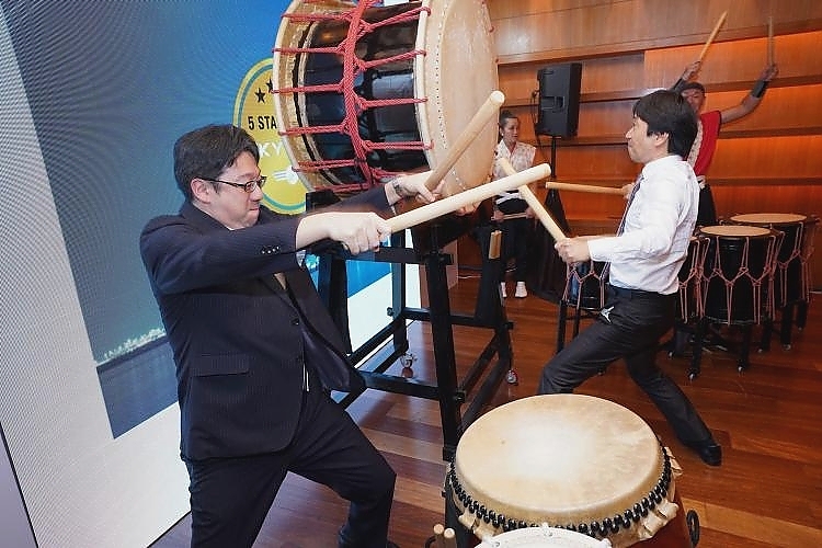 Mr. Akihito Takei (Left) and Mr. Tomohiro Sakaguchi (Right) taking their skills out of the office at the launch of “Discover Your Colour” regional campaign by Japan Airlines event.
