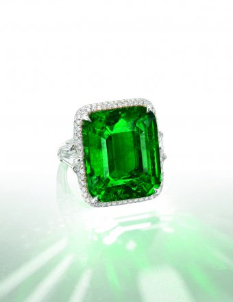 A Very Rare and Impressive No-Oil Colombian Emerald and Diamond Ring, 19.90 carats (Estimate: HKD 9,000,000 - 12,000,000)
