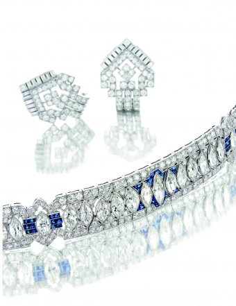 Art Deco 鑽石對裝胸針，倫敦卡地亞，約 1930 年 估價:120,000-160,000 港元 Art Deco 鑽石配藍寶石手鏈，卡地亞，約 1925 年 估價:680,000-880,000 港元