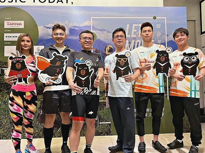 (L-R) artist Adeline Tsen、Adrian Tan、Taiwan Tourism Bureau KL Director Abe Chou、Jack Tseng General Manager of Eva Airways Corp. Malaysia Branch、Malaysia Badminton Men’s Doubles Ong Yew Sin and Teo Ee Yi