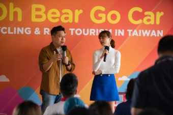 陈嘉荣和小玉在会上与大家聊起有关台湾旅游种种