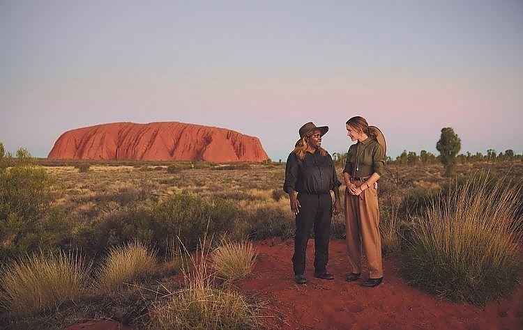 Rose Byrne, Charmaine Kulitja - Uluru-Kata Tjuta National Park, Northern Territory - Come and Say G'day