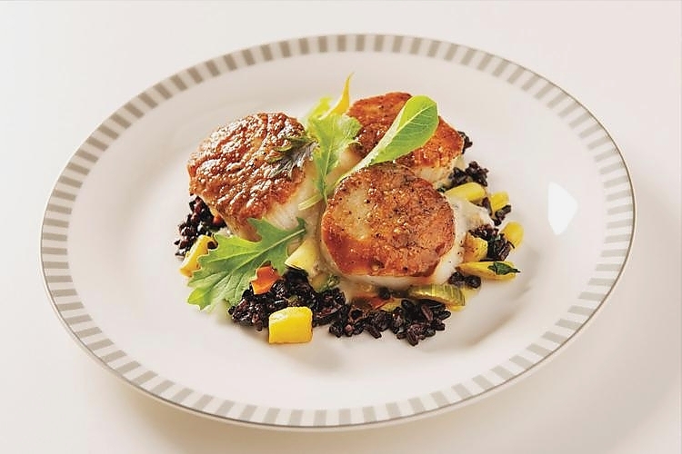 Scallops with cauliflower sauce, wild rice and beurre noisette. Available in Singapore Airlines’ premium classes