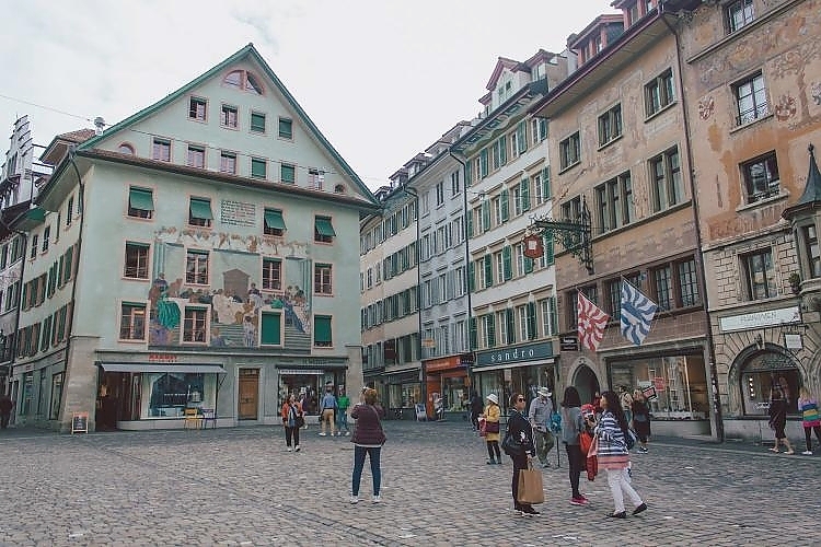 Weinmarkt - old town place in Lucerne with view to fresco of Seraphin Weingartner © Luzern Tourismus, Laila Bosco