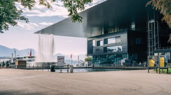 The city of Lucerne - KKL Luzern with the Wagenbach fountain © Luzern Tourismus, Laila Bosco