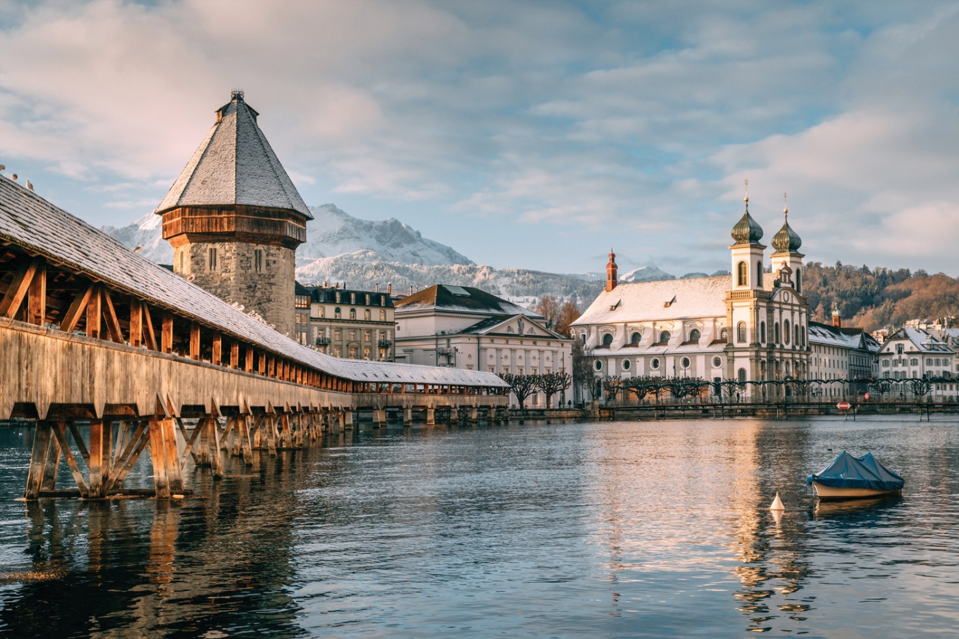 The city of Lucerne - Chapel Bridge and Water Tower. Mount Pilatus and the Jesuitchurch in the background © Luzern Tourismus, Laila Bosco