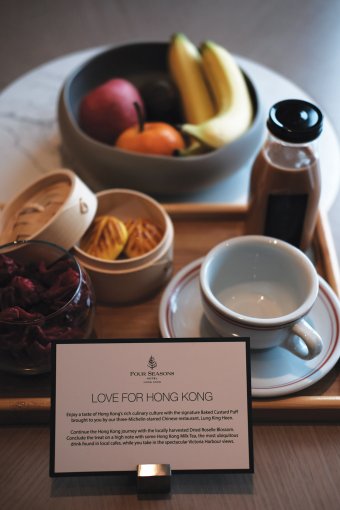 On the table, there are crispy dried hibiscus flowers, smooth and not-too-sweet milk tea, and fragrant pineapple cakes as snacks for guests to enjoy and taste.