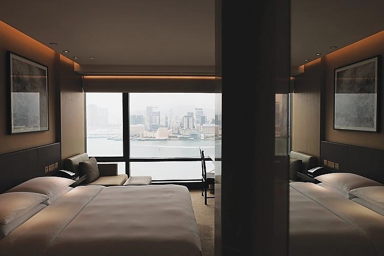 酒店共有549间客房，七成房间可以坐着床上欣赏维多利亚港海景。