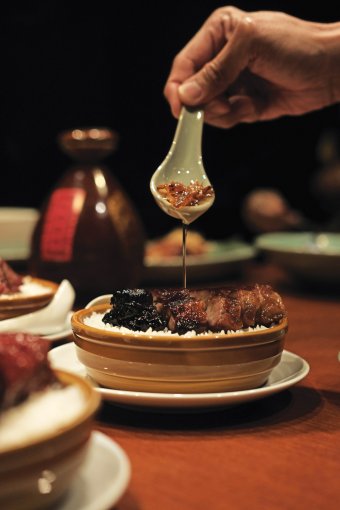 Tang Alley rose liquor char siu is not just any ordinary char siu rice dish, but a must-try delicacy.