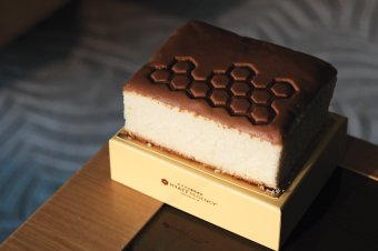 The Sha Tin Honey Cake is made with natural pure honey from the Wing Wo Bee Farm, and is both fragrant and soft.