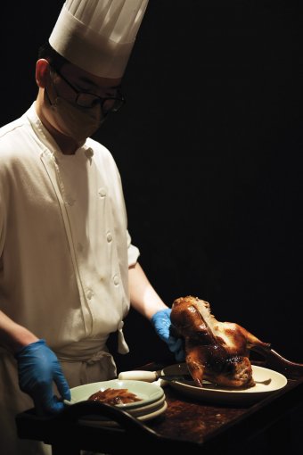 厨师挥刀切肉听见卜卜脆皮声。油亮的鸭皮和鸭肉就是诱人。