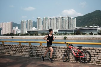 晨早，客人外出跑步运动也可以锻炼踩自行车。