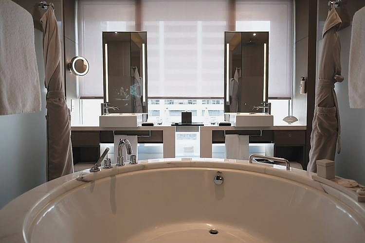 The large independent bathroom features a spacious circular bathtub. 