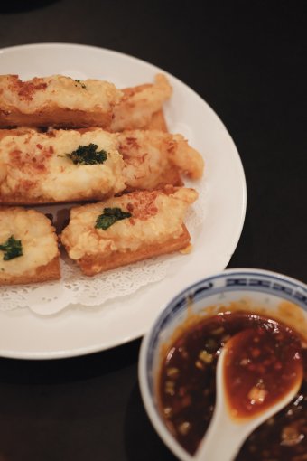 The crispy and fragrant shrimp toast paired with the homemade sweet and sour sauce is surprisingly delicious.