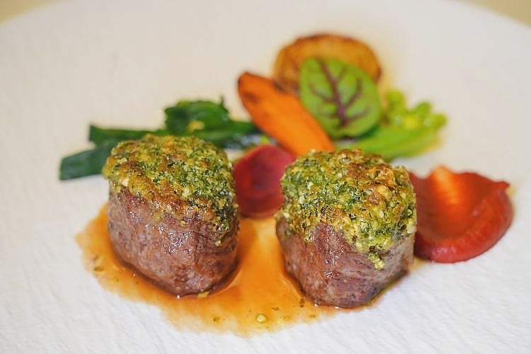 Lamb loin with cashew nuts, brown sugar with radish