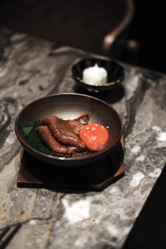 飞驒牛寿喜烧以秘制酱油轻轻腌，入口软嫩搭配蛋黄、口感更滑。