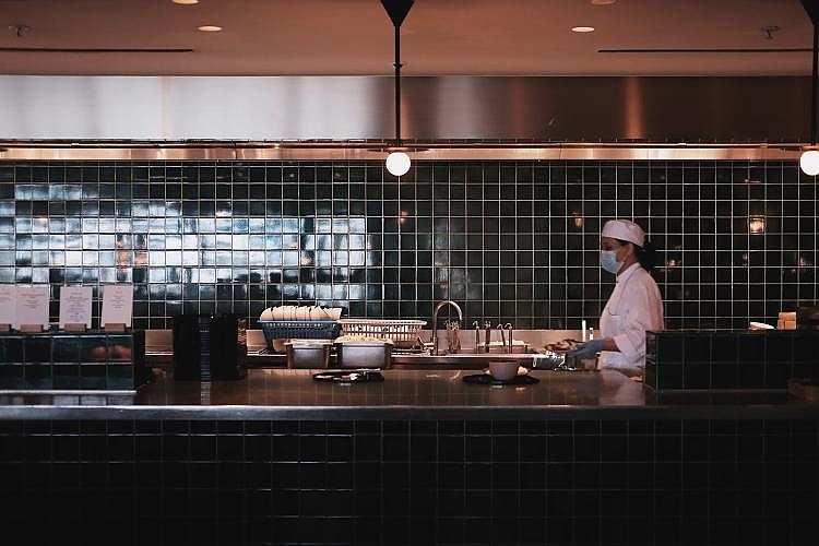 The Noodle Bar, where you can watch your noodles being made fresh, is a classic facility at the Cathay Pacific Lounge and a must-visit spot in the airport post-pandemic era.