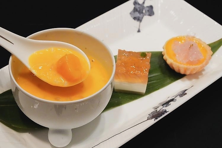 Bird's Nest Egg Tart with Gold Leaf/Mango Sago 金箔燕窝蛋挞/杨枝甘露