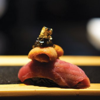 Chutoro to uni with Hokkaido horse manure sea urchin and fish roe 蓝鳍金枪中腹与北海道马粪海胆和鱼子酱