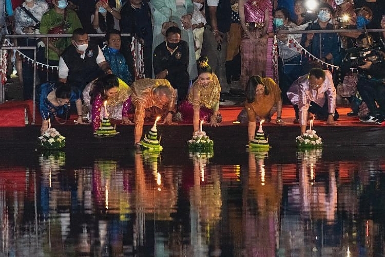 Loi Krathong at Wat Mahathat Ayutthaya