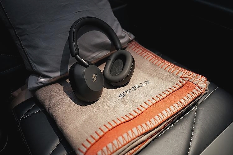 SONY noise-canceling headphones 抗噪耳机, Loro Piana collaboration blanket 专属盖毯
