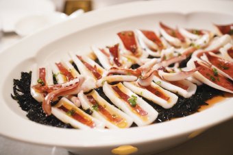 头水紫菜蒸东山手钓大管 Steamed Headwater Seaweed and Dongshan squid