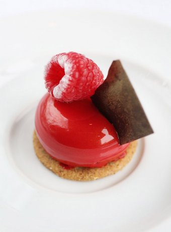 Le Carnaval - milk chocolate cake, raspberry confit