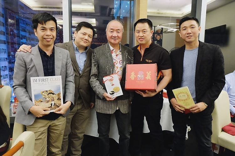 Souvenir presentation by Malaysian representatives to the owner of Kin’s Kitchen, Lau Kin Wai. From left: IM First Class Editor In Chief, Gibson Chan, Hung Chun Sdn. Bhd. Managing Director, Peter Yee, Ghee Hiang Sdn. Bhd. Executive Director, Ch’ng Huck Theng and Ichi Media Business Development Director, Oo Lean Hooi.