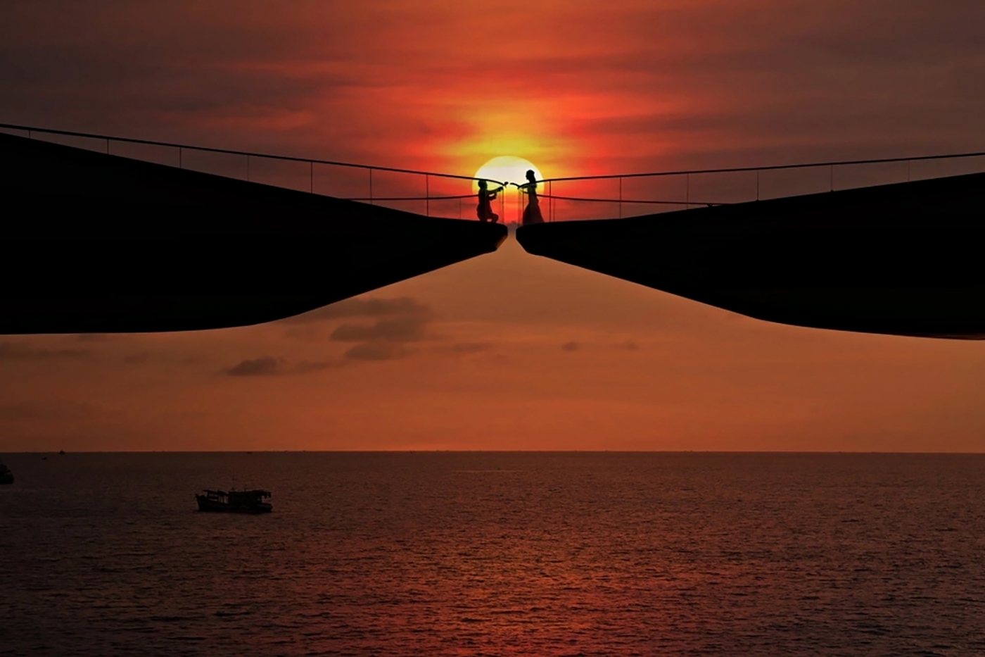 Phu Quoc’s Kiss Bridge sets the stage for romantic moments and iconic photo shoots as the sun sets over the ocean