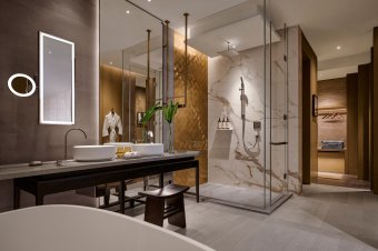 Deluxe King Bathroom