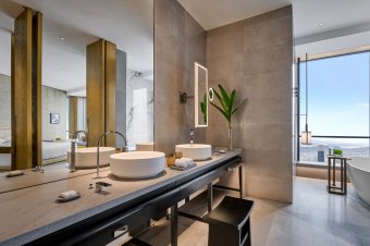 Corner King Bathroom
