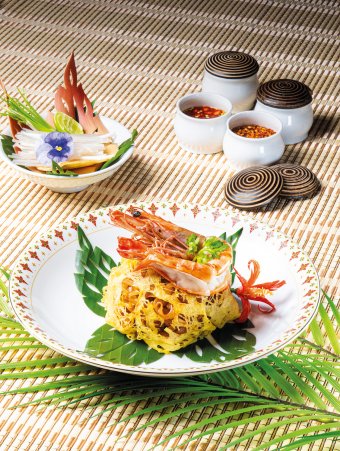 NAAT Thai – Wok-fried Thai Rice Noodles, Prawns and Bean Sprouts Wrapped in Egg Net