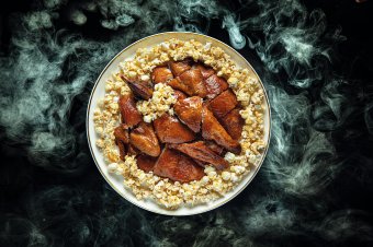 金丽轩中餐 - 茶熏玉米脆皮鸡