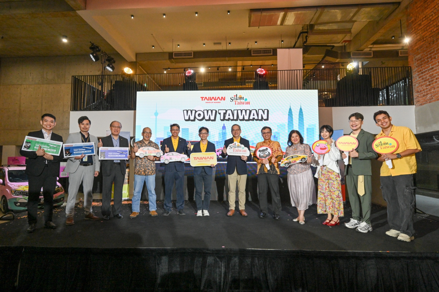 From Left to right, Eva airways, Starlux Airlines, China Airlines, MATTA, Taiwan Visitors Association, Huang Yi-Chen, James Buu, Abe Chou, MCTA