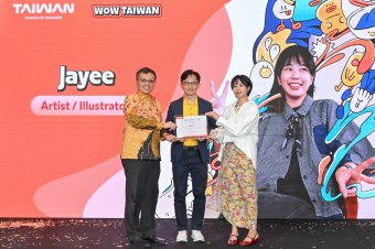 From Left to right, Abe Chou, Huang Yi-Chen, Jayee