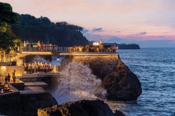 As its name suggests, Rock Bar is perched directly on natural rock formations, offering sweeping views over the Indian Ocean. Guests can unwind in the ocean breeze while watching one of Bali’s most iconic sunsets.