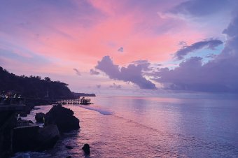 The sunset at Rock Bar is nothing short of breathtaking. Paired with sweeping ocean views, it’s the definition of perfection.