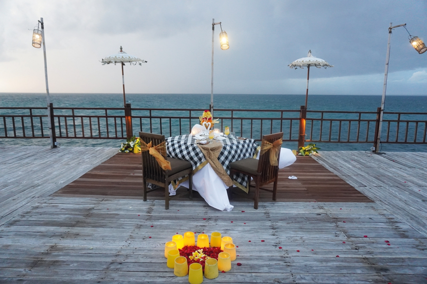 The dinner felt like being in the heart of the ocean—surrounded by natural rock formations and set against a glorious sunset backdrop—truly an unforgettable experience.